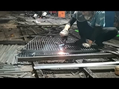 303 Kanały przejściowe Galwanizowana siatka bezpieczeństwa Niepoślizgowa Perforowane chodniki schodowe Metalowa siatka