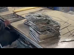 Czarne kosze z sieci drutowej